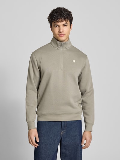 Männermodel trägt Sweatshirt mit Stehkragen und Reißverschluss von G-Star Raw, Baumwoll-Mix, Regular-Fit, Label-Stitching, Ganzkörperansicht von vorne.