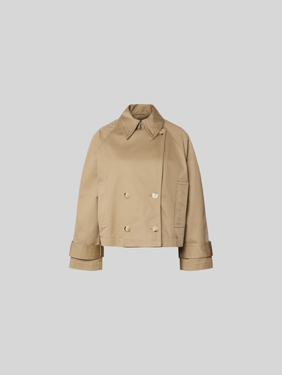 Produktfoto, Relaxed Fit Jacke mit Umlegekragen von Joseph aus Reine Baumwolle in Beige, doppelte Knopfleiste, Eingrifftaschen, Rückenlänge 46 cm, Brustweite 55 cm, Ärmellänge 58 cm, glatte Textur, klare Linien.