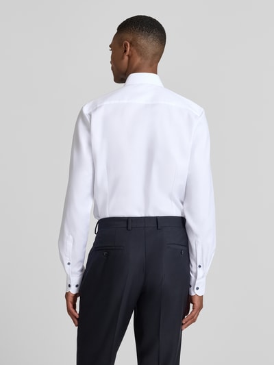 Männermodel trägt Slim Fit Businesshemd aus Baumwolle mit Kentkragen von OLYMP Level Five, weiß, Rückenansicht, Ganzkörperansicht Rückansicht. Baumwoll-Elasthan-Mix, Knopfleiste, Rückenlänge 81 cm, Schulterbreite 44 cm, Ärmellänge 67 cm, Größe 40.