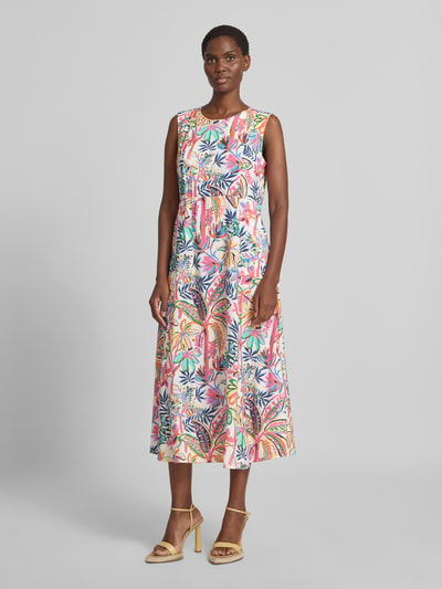 Frauenmodel trägt Relaxed Fit Midikleid mit floralem Allover-Print von Milano Italy, bunte Farben, ärmellos, Ganzkörperansicht von vorne.