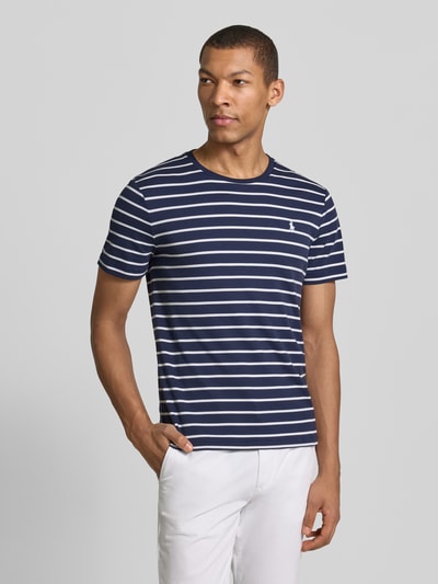 Männermodel trägt Regular Fit T-Shirt aus reiner Baumwolle von Polo Ralph Lauren mit Optik:Allover-Muster, Logo-Stitching, Sweat, Nahaufnahme Oberkörper.