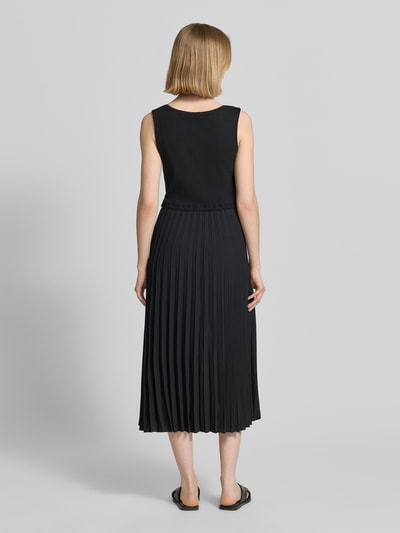 Frauenmodel trägt Slim Fit Midikleid aus Viskose-Mix von Tommy Hilfiger, unifarben, plissierter Rock, ärmellos, Ganzkörperansicht Rückansicht