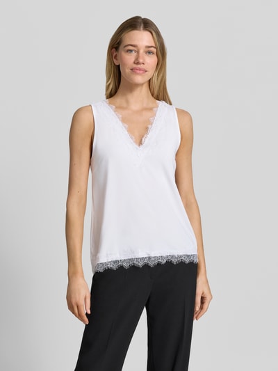 Frauenmodel trägt Regular Fit Bluse mit Spitzenbesatz Modell 'Bicco' von FREE/QUENT, Elastischer-Material-Mix, V-Ausschnitt, Ärmelloses-Design, Rückenlänge bei Größe S 44 cm, weiß, Ganzkörperansicht von vorne.