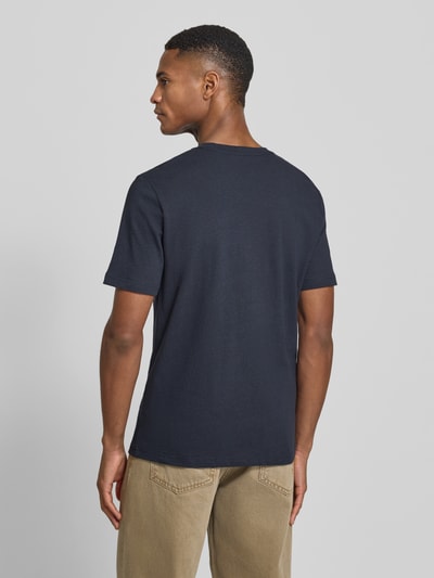 Männermodel draagt t-shirt met ronde hals van katoenmix, recht model, model 'Olaf' van Tiger Of Sweden, ruglengte maat M 67 cm, Ganzkörperansicht Rückansicht.