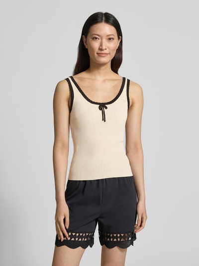 Frauenmodel trägt Slim Fit Tank Top aus Viskose-Mix Modell 'BARDOT' von Vero Moda in Beige mit breiten Trägern, Rippstrick, unifarben, Ganzkörperansicht von vorne.