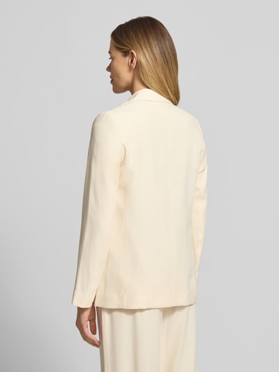 Frauenmodel trägt Relaxed Fit Blazer aus Viskose-Mix mit Pattentaschen von Jake*s Collection in Beige, Reverskragen, Rückenansicht, Ganzkörperansicht Rückansicht. Rückenlänge 69 cm, Brustweite 48 cm, Ärmellänge 64 cm bei Größe 36.