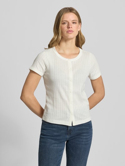 Frauenmodel trägt Regular Fit T-Shirt aus reiner Baumwolle von Marc O'Polo Denim in Weiß mit feiner Rippenstruktur, Ganzkörperansicht von vorne.