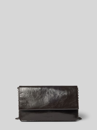 Produktfoto, Clutch aus echtem Leder Modell 'Audrey' von LIEBESKIND BERLIN, czarny kolor, gładka tekstura, srebrny łańcuszek, szerokość w rozmiarze 22 cm, długość 13 cm, głębokość 1 cm, długość paska 119 cm, podzielona komora główna z klapką, zapięcie na magnes.