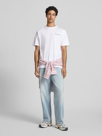 Männermodel trägt Regular Fit T-Shirt aus reiner Baumwolle von Only & Sons, Optik: Unifarben, Regular-Fit, Rundhals, Kurzarm, Ganzkörperansicht von vorne.