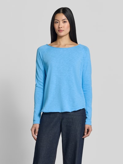 Vrouwenmodel draagt shirt met lange mouwen uit puur katoen met Raglanmouwen van Rich & Royal, getailleerde pasvorm, ronde hals, ruglengte bij maat S: 60 cm, frontaal zicht van het hele lichaam.