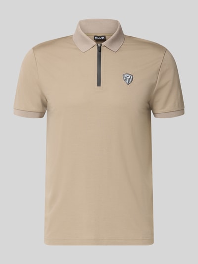 Produktfoto, Slim Fit Poloshirt aus Mieszanka wiskozy od EA7 Emporio Armani, beżowy, detal z logo, kołnierzyk polo, elastyczne zakończenia rękawów, długość tyłu w rozmiarze M: 60 cm
