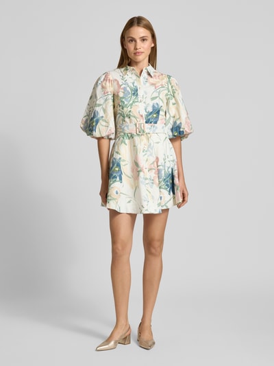Frauenmodel trägt Minikleid aus Leinen-Mix mit Puffärmeln Modell 'OLLIIV' von Ted Baker, florales Muster, beige Grundfarbe, Gürtel, Ganzkörperansicht von vorne.