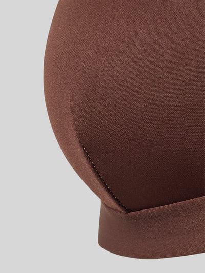 Frauenmodel trägt Slim Fit Bikini-Oberteil mit V-Ausschnitt Modell 'Ofelia' von MC2 Saint Barth, Elastischer-Material-Mix, Detailaufnahme.