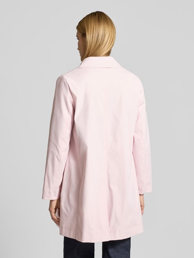 Frauenmodel trägt Mantel mit verdeckter Knopfleiste und Eingrifftaschen von Christian Berg Woman Selection in Hellrosa, glatte Struktur, Gerader-Schnitt, Kentkragen, Rückenlänge 87 cm, Schulterbreite 40 cm, Brustweite 54 cm, Ärmellänge 62 cm, Ganzkörperansicht Rückansicht.