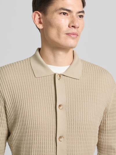 Mężczyznamodel nosi Kardigan rozpinany z mieszanki bawełny, krój slim fit, fakturowany wzór, kołnierzyk polo, listwa guzikowa, Model 'Yuris' od Cinque, faktura prążkowana, beżowy, mieszanka bawełny, zbliżenie na górną część ciała.