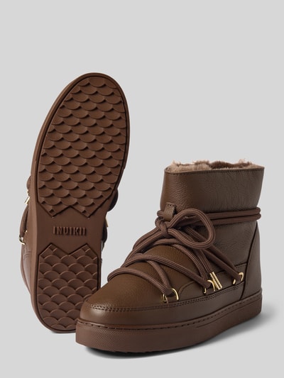 Produktfoto, Boots mit Logo-Detail von INUIKII in Braun, abgerundete Passform, Schnür-Detail, profilierte Sohle, Größe 40 mit 3 cm Absatz, 15 cm Schafthöhe und 15 cm Schaftweite