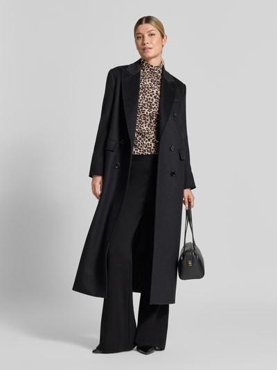 Vrouwenmodel draagt Flared Cut broek uit viscosemix met achterzakken van Christian Berg Woman, zwart, met stretch, full body voorkant.