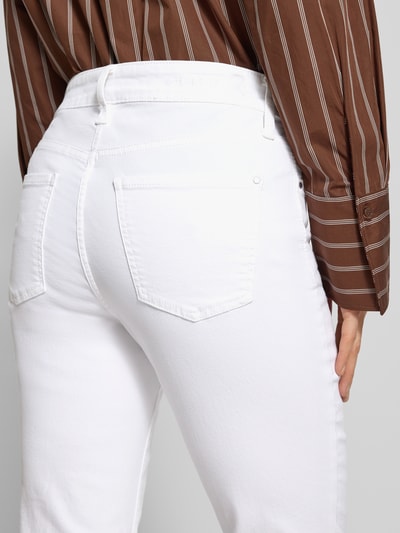 Vrouwenmodel draagt Jeans met steekzakken model 'Dream Kick' van MAC, regular fit, katoenmix met stretch, detailopname rugaanzicht.