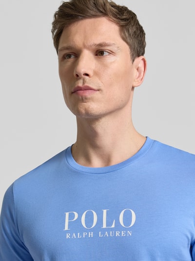 Männermodel trägt Regular Fit Pyjama-Oberteil aus reiner Baumwolle Modell 'CREW-SLEEP-TOP' von Polo Ralph Lauren Underwear in Optik: Unifarben mit Logo-Stitching und Label Print, Rundhals, Kurzarm, Material: reine Baumwolle, Nahaufnahme Oberkörper.