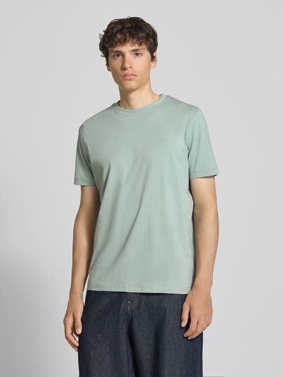 Männermodel trägt Regular Fit T-Shirt aus reiner Baumwolle von s.Oliver RED LABEL in Uni-Optik, Jersey, Rundhals, Kurzarm, Ganzkörperansicht von vorne.