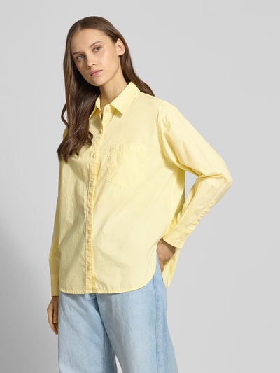 Vrouwenmodel draagt Boyfriend Fit Blouse met borstzak model 'HARLIE' van Levi's®, zuiver katoen, gele kleur, voorkant volledig te zien.
