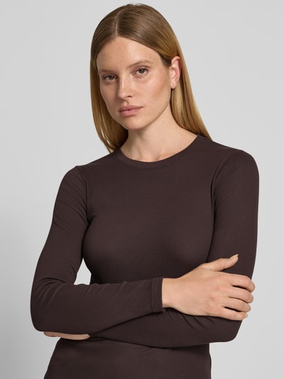 Vrouwenmodel draagt Longsleeve met ronde hals Model 'ALEXA' van Samsøe Samsøe, katoen-elastaanmix, slim fit, effen bruin, close-up bovenlichaam.