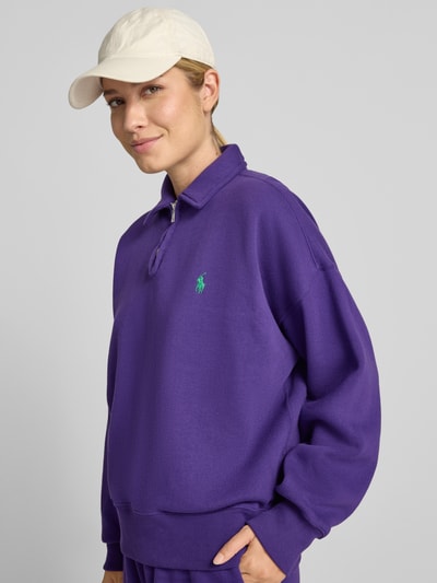 Frauenmodel trägt Regular Fit Pullover aus Baumwoll-Mix von Polo Ralph Lauren in Lila mit grünem Logo, Damen Pullover, Nahaufnahme Oberkörper