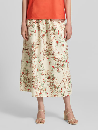Frauenmodel trägt Midirock im Allover-Look Modell 'BAMBOO' von Fynch-Hatton aus reiner Baumwolle, cremefarben mit floralen Mustern, A-Linie, Nahaufnahme Unterkörper.