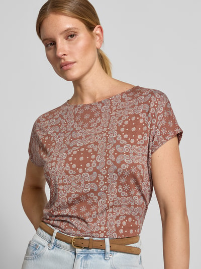 Frauenmodel trägt Relaxed Fit T-Shirt aus Viskose-Mix von s.Oliver RED LABEL mit Paisley-Muster in Braun und Beige, Nahaufnahme Oberkörper.