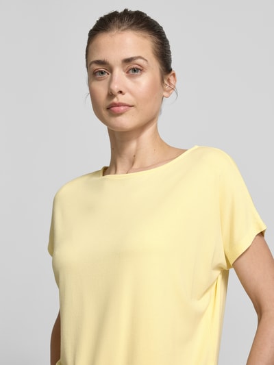 Vrouwenmodel draagt Relaxed Fit T-Shirt uit viscosemix van s.Oliver RED LABEL, effen, korte mouwen, ronde hals, jerseystructuur, Nahaufnahme bovenlichaam.