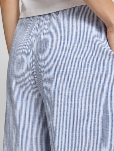 Frauenmodel trägt Loose Fit Weite Hose aus Viskose-Leinen-Mix Modell 'SIESTA' von Only in Two-Tone-Optik, Flammgarn-Struktur, seitliche Eingrifftaschen, Nahaufnahme Rückansicht.