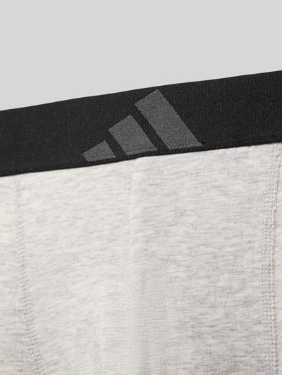 Produktfoto, Trunks im 3er-Pack aus Baumwoll-Mix von adidas Sportswear in Hellgrau mit schwarzem elastischem Bund und Logo-Print, Jersey-Textur.