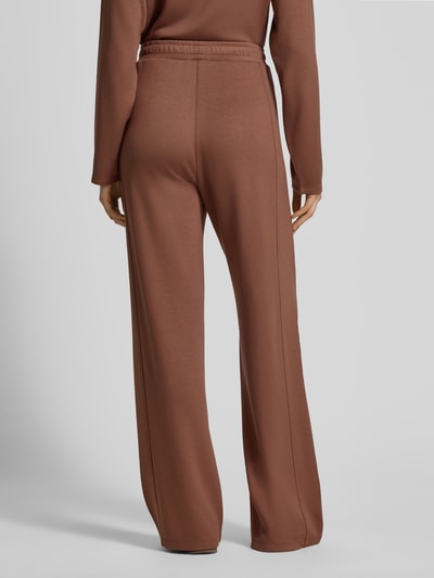 Frauenmodel trägt Regular Fit Sweatpants aus Viskose-Mix von s.Oliver RED LABEL, unifarben, elastischer Bund, Mid Waist, Ganzkörperansicht Rückansicht.