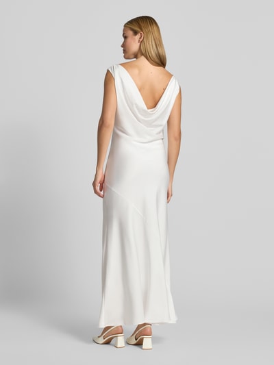 Frauenmodel trägt Brautkleid in körpernaher Passform von SWING aus Satin in Maxilänge, ärmellos, Weiß, Rückenansicht, Detailaufnahme, Kontext: Rückenlänge bei Größe 36 133 cm, Brustweite 35 cm.