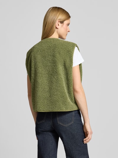Vrouwenmodel draagt bodywarmer met ronde hals Model 'HOKTOWN' van American Vintage, teddybont, steekzakken, labeldetail, los model, drukknoopsluiting, ruglengte maat XS/S 57 cm, schouderbreedte 47 cm, borstwijdte 66 cm, grof textuur, grof groengrijs, volledig beeld rugaanzicht