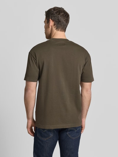 Männermodel trägt Relaxed Fit T-Shirt aus reiner Baumwolle von Marc O'Polo, Optik: Unifarben, Passform: Relaxed-Fit, Ganzkörperansicht Rückansicht.