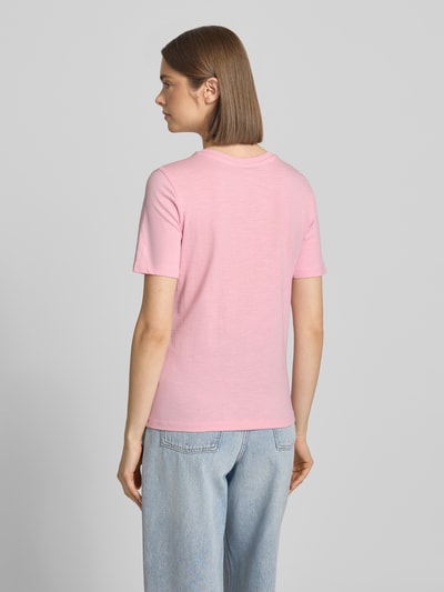 Frauenmodel trägt Damen T-Shirt von Only, Regular-Fit in Melange-Optik, Motiv-Stitching, Rundhals, Kurzarm, reine Bio-Baumwolle, Ganzkörperansicht Rückansicht.
