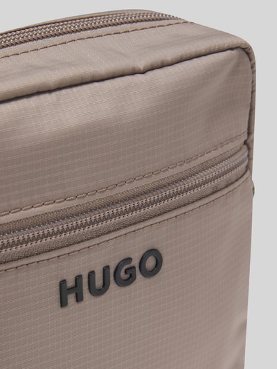 HUGO Umhängetasche mit Logo-Detail Schlamm 4