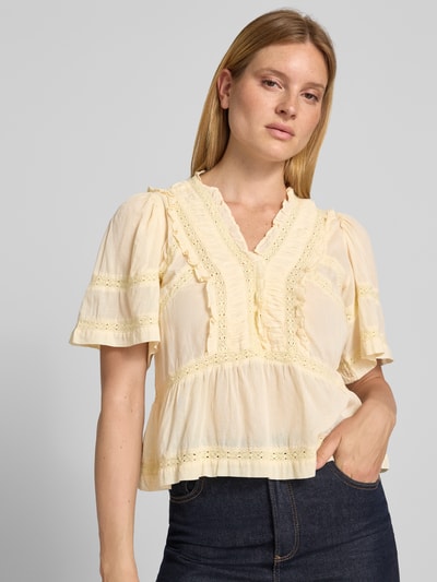 Frauenmodel trägt Blusenshirt mit V-Ausschnitt und Rüschen Modell 'Evienne' von Neo Noir, reine Baumwolle, tailliert, Nahaufnahme Oberkörper.