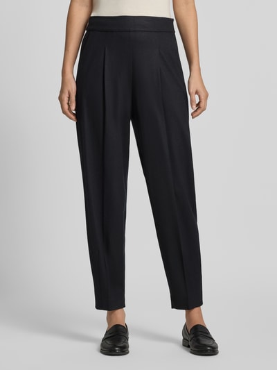 Frauenmodel trägt Barrel Fit Hose aus Woll-Mix von windsor., dunkel, mit Bundfalten und elastischem Bund, Nahaufnahme Oberkörper. Damenmode