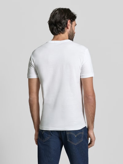 Männermodel trägt Regular Fit T-Shirt aus reiner Baumwolle von Polo Ralph Lauren, Optik: Unifarben, Rückansicht, Ganzkörperansicht.