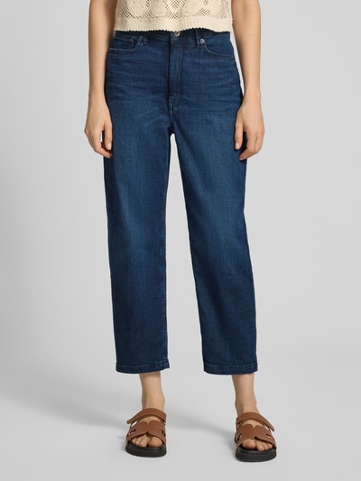 Vrouwenmodel draagt Barrel Fit Jeans met Steekzakken Model 'FLOWN' van DRYKORN in donkerblauw katoenmix met stretch, voorkant volledig lichaam