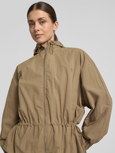 Frauenmodel trägt Kurtkę zamszową 'Jacke aus Wildleder' von Jake*s Casual, krój regular fit, wykładany kołnierz, kieszenie z patką, długość tyłu w rozmiarze 38: 55 cm, szerokość ramion w rozmiarze 38: 45 cm, szerokość klatki piersiowej w rozmiarze 38: 48 cm, długość rękawów w rozmiarze 38: 59 cm, jasnobrązowa, prosta faktura, Nahaufnahme górnej części ciała.