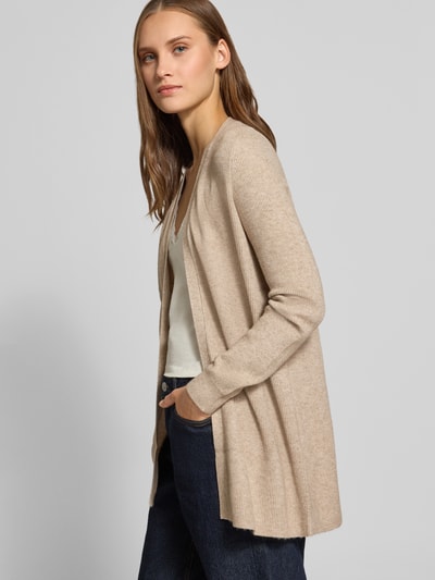 Frauenmodel trägt Regular Fit Strickjacke aus Viskose-Mix Modell 'MARY' von ONLY, beige, Damen Strickjacke, Ganzkörperansicht von vorne.
