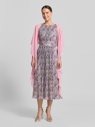 Frauenmodel trägt Relaxed Fit Cocktail-Jacke in semitransparentem Design von Vera Mont, rosa Farbe, Halbarm, Ganzkörperansicht von vorn.