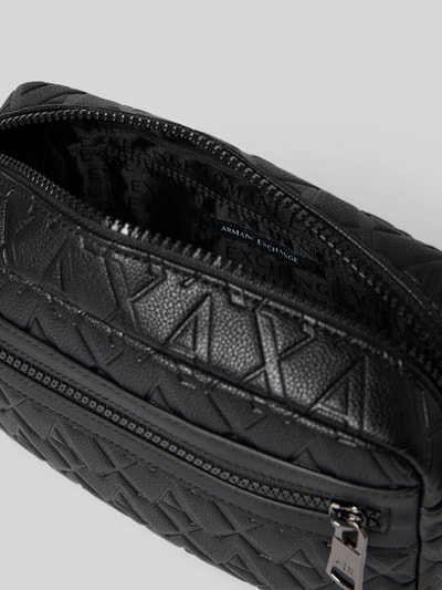 Produktfoto, schwarze Handtasche mit Logo-Muster von ARMANI EXCHANGE, sichtbares Hauptfach, Reißverschluss, strukturierte Oberfläche