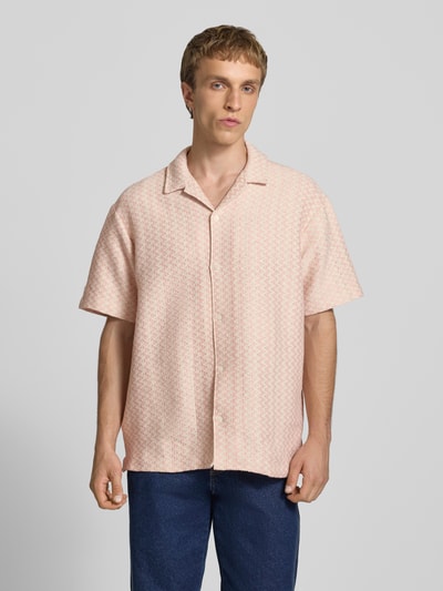 Männermodel trägt Regular Fit Freizeithemd im Allover-Look Modell 'MONTAUK' von Jack & Jones aus Material-Mix mit Baumwoll-Anteil, Reverskragen und Knopfleiste, in hellem Muster vor grauem Hintergrund, Ganzkörperansicht von vorne.