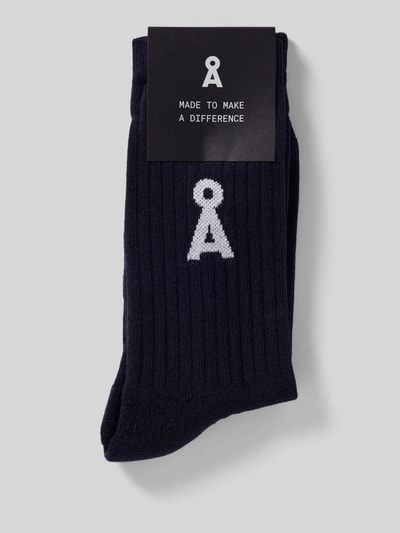 Productfoto, ungekleurde dames sok van katoenmix met labelopschrift en logo detail, geribde boord, stretch materiaal, Socken aus Baumwoll-Mix Modell 'SAAMUS BOLD' van Armedangels