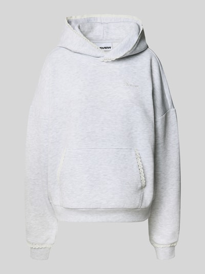 Produktfoto, Hoodie mit Spitzenkanten an Kapuze, Känguru-Tasche und Ärmelbund von Review aus Material-Mix mit Baumwoll-Anteil, Relaxed-Fit, Label-Stitching, hellgrau mit feiner Struktur