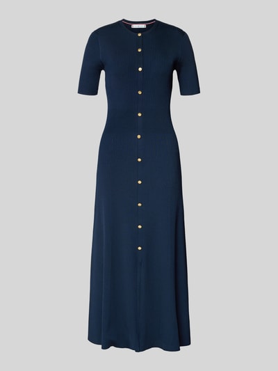 Produktfoto, eng anliegendes Freizeitkleid aus Viskose-Mix von Tommy Hilfiger in Dunkelblau, Midi-Länge, kurzarm, goldene Zierknöpfe, unifarbene Optik.